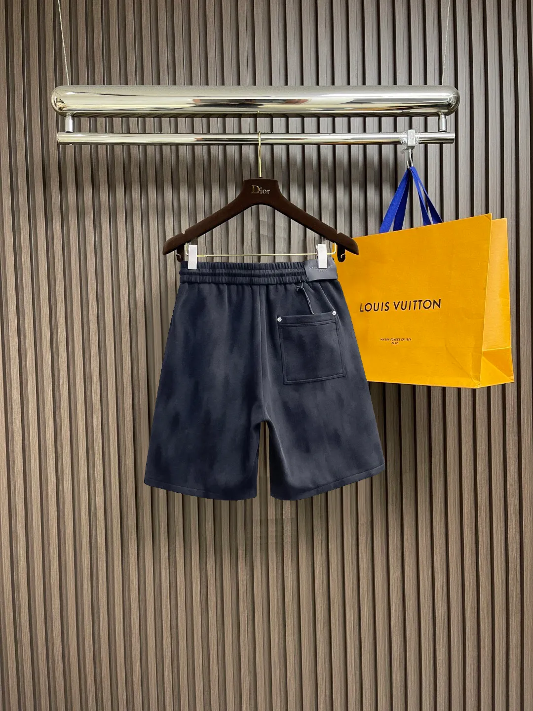 Balenciaga's three-standard complete 2025 summer New Arrival men's casual shorts, advanced custom-made Breathable fabric, Breathable fabric, extremely stretchy and comfortable, impeccable details, top-grade accessories, original logo design concept, delicate and soft feel! The upper body fit is awesome! Size: M-XXXL Please state your height and weight when ordering